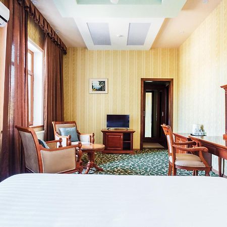 Western Suites Hotel Tashkent Esterno foto