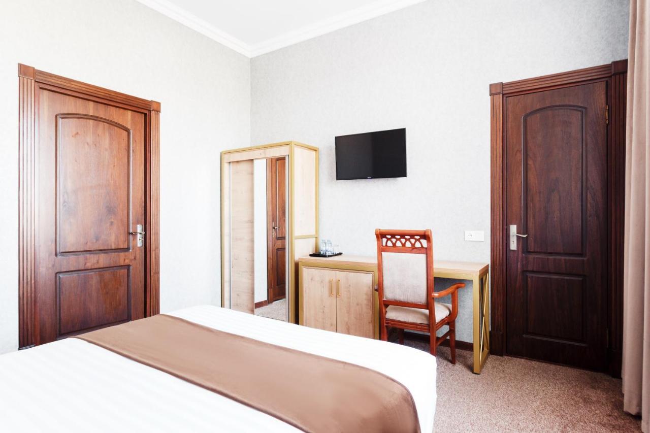 Western Suites Hotel Tashkent Esterno foto
