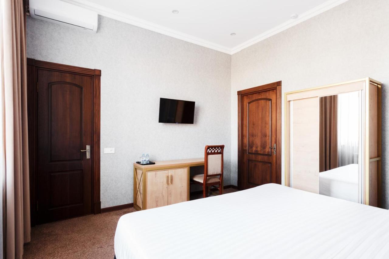 Western Suites Hotel Tashkent Esterno foto