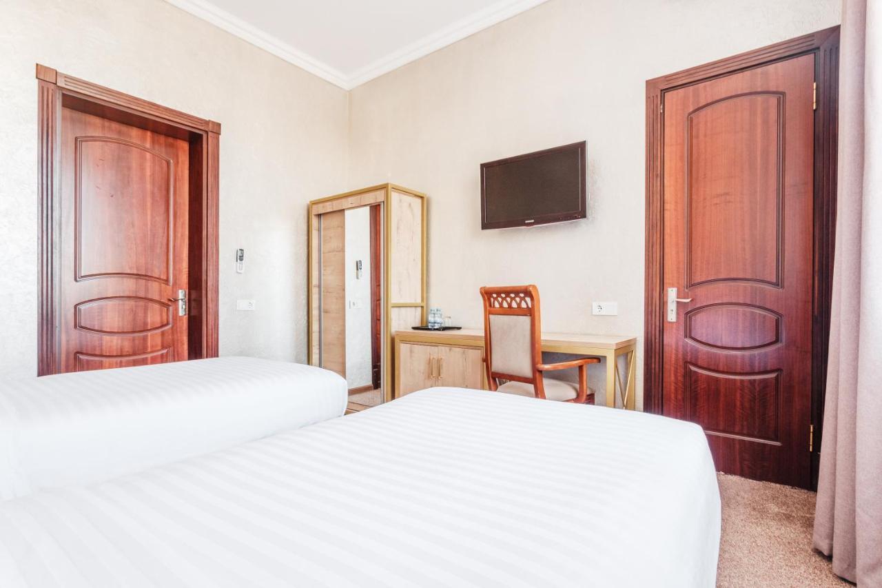 Western Suites Hotel Tashkent Esterno foto