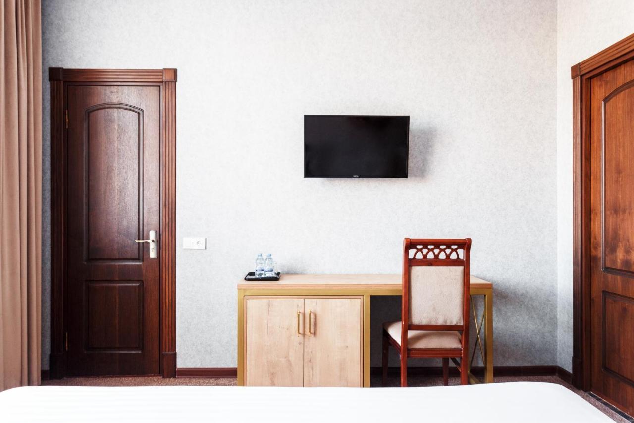 Western Suites Hotel Tashkent Esterno foto