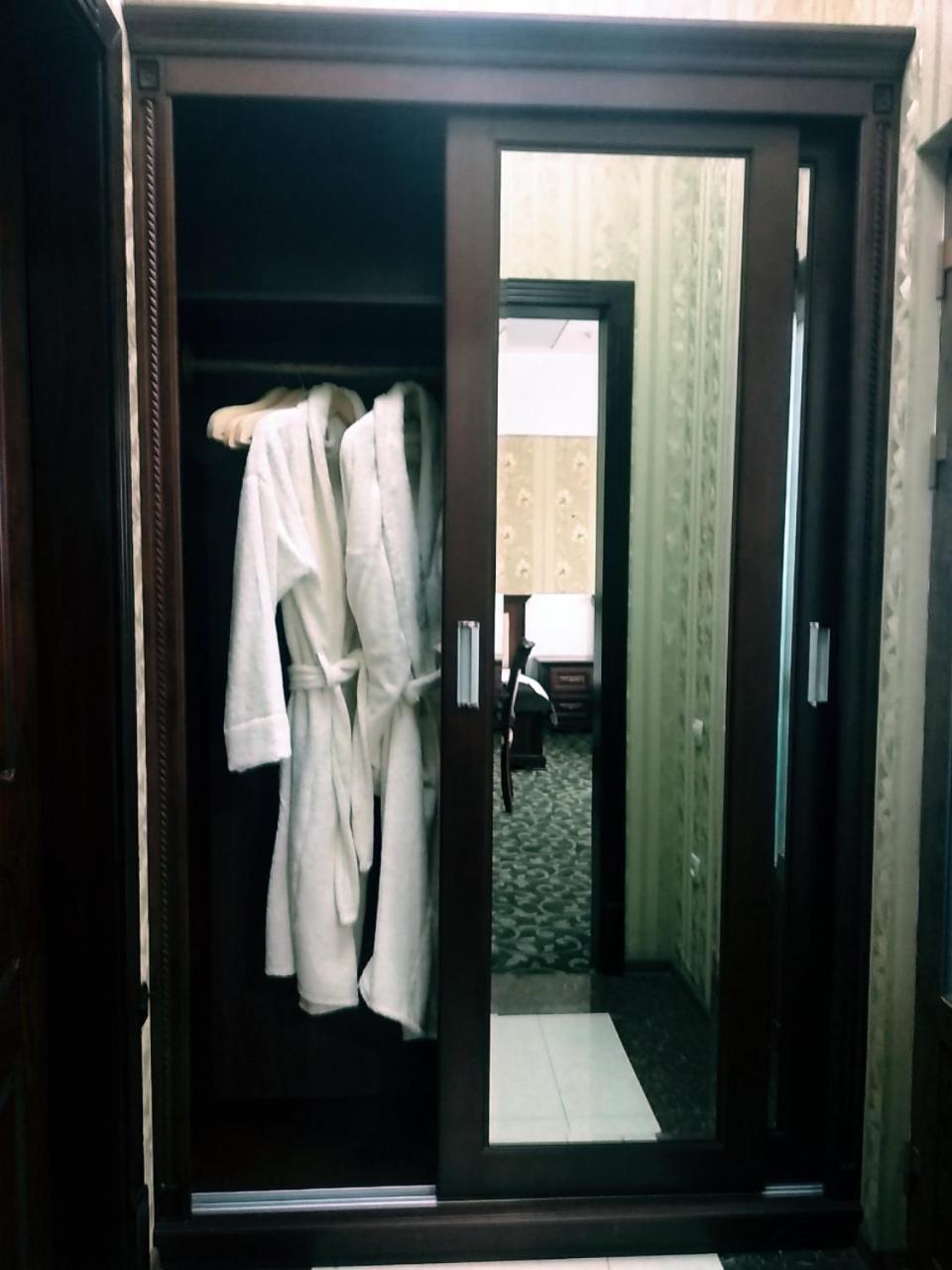 Western Suites Hotel Tashkent Esterno foto