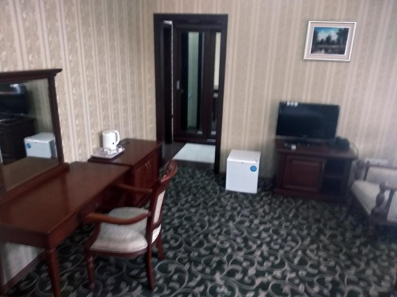 Western Suites Hotel Tashkent Esterno foto